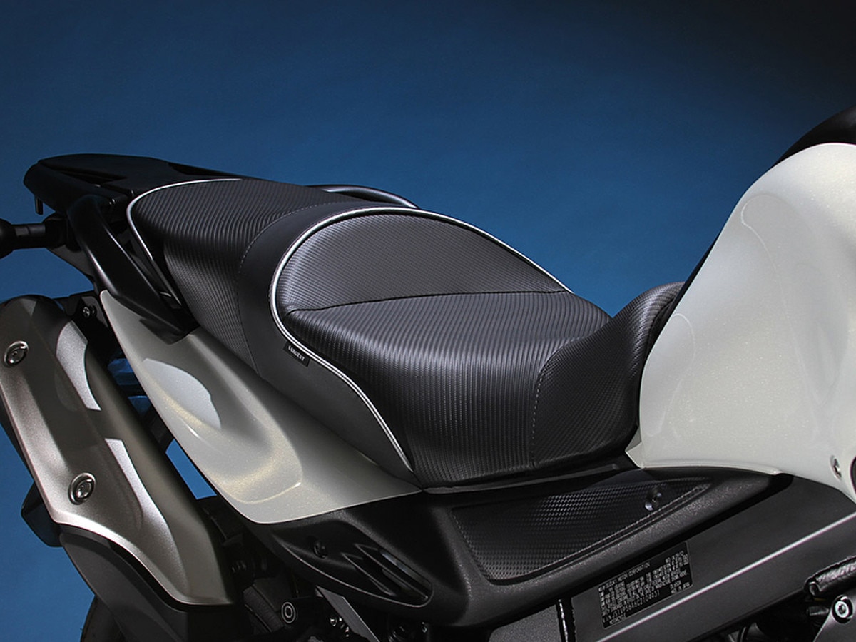 World Sport Aftermarket Motorcycle Seat for the Suzuki DL 650 2012-2016 Regular Heigth Seat with CFX and silver welt on the motorcycle.